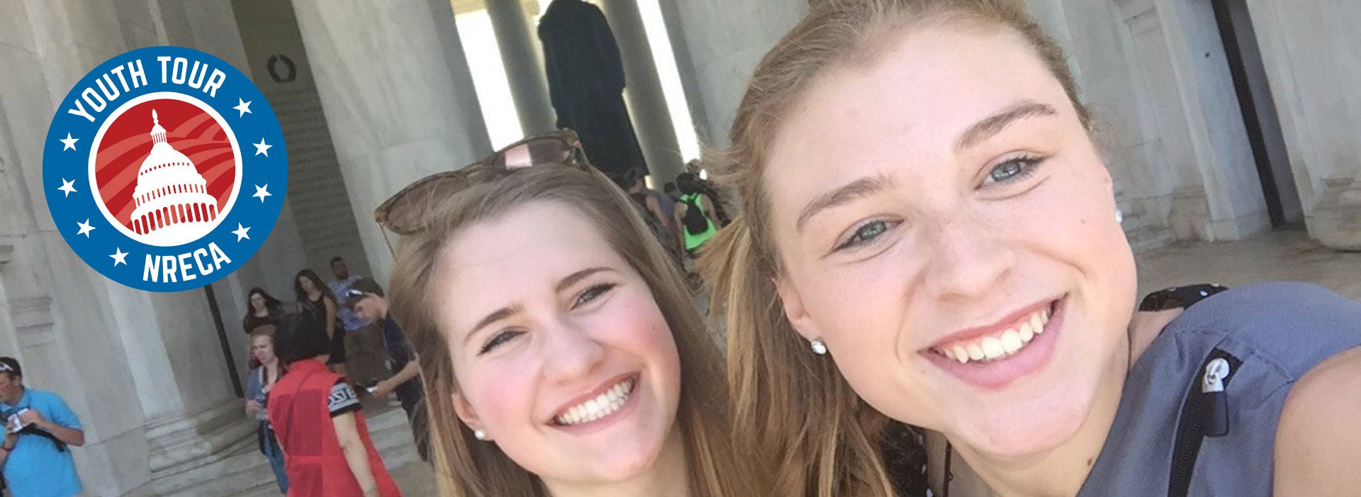 Students in front of Jefferson Memorial